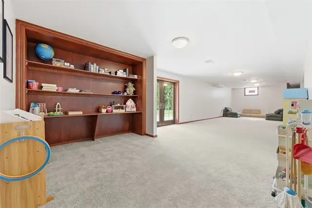 210 Royal Doulton Ct gallery image 41