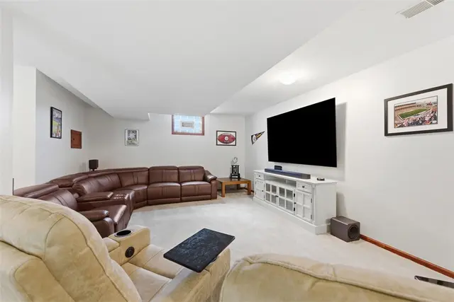 210 Royal Doulton Ct gallery image 42