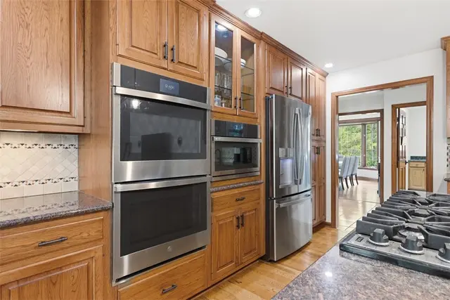 210 Royal Doulton Ct gallery image 43