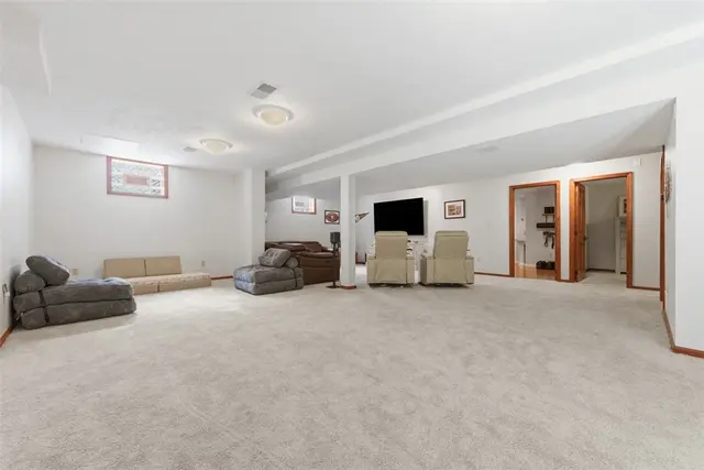210 Royal Doulton Ct gallery image 45