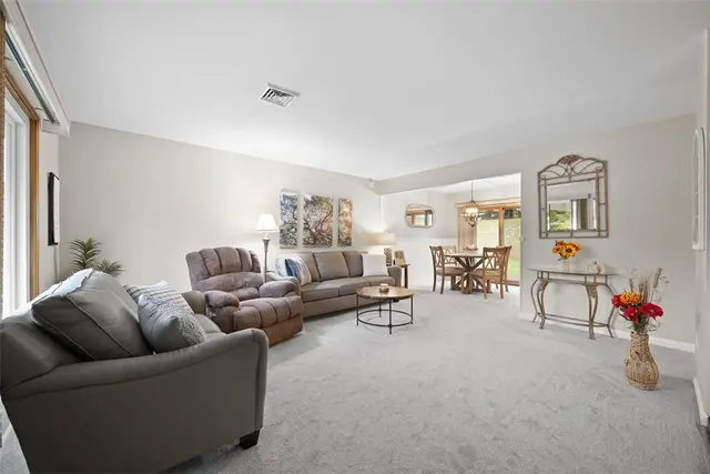 210 Sandalwood Dr gallery image 4