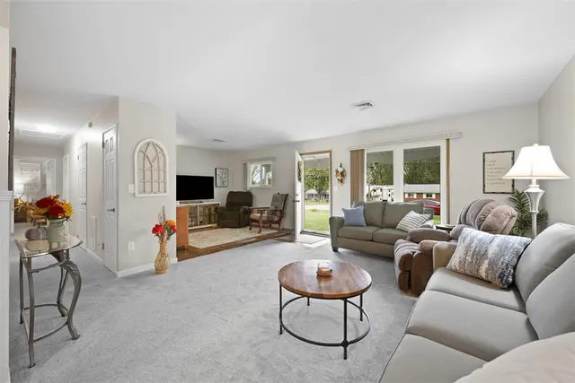 210 Sandalwood Dr gallery image 5