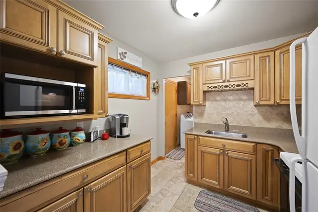 210 Sandalwood Dr gallery image 6