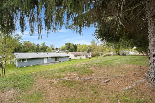 210 Sandalwood Dr gallery image 18