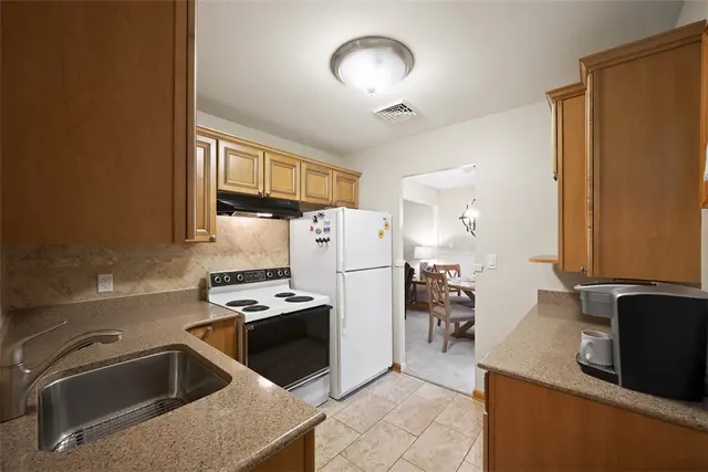 210 Sandalwood Dr gallery image 20