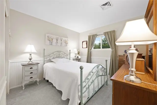 210 Sandalwood Dr gallery image 25
