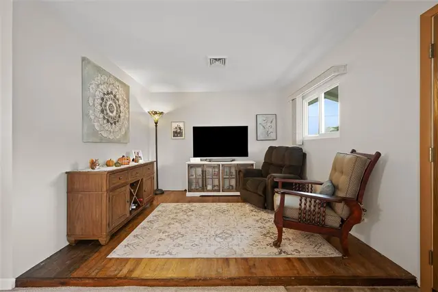 210 Sandalwood Dr gallery image 27