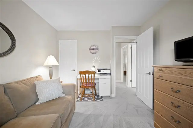 210 Sandalwood Dr gallery image 30