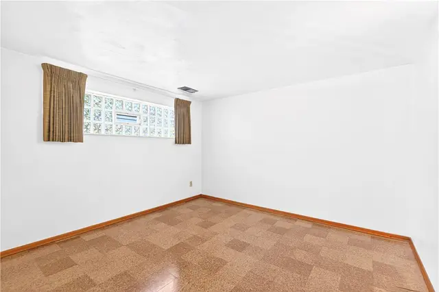 210 SHOREHAM gallery image 15