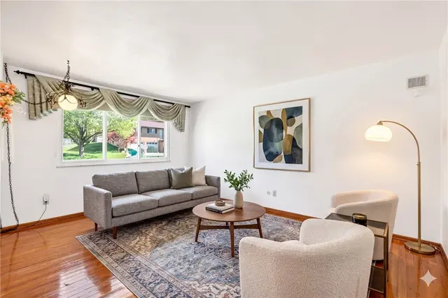 210 SHOREHAM gallery image 21