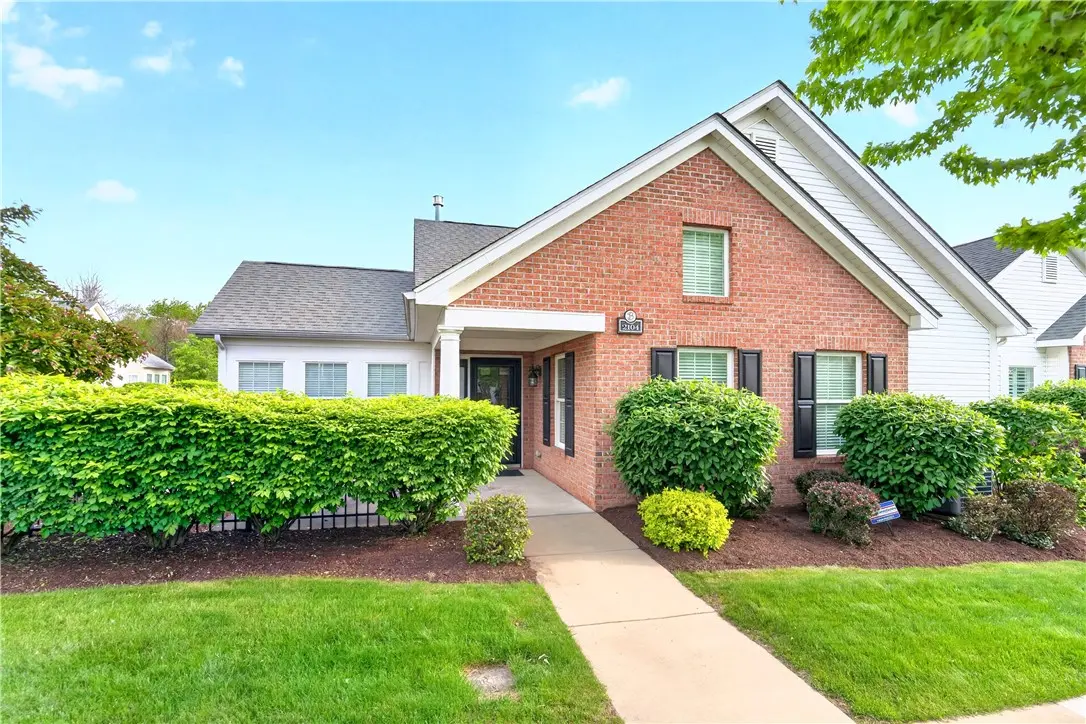 2104 Isleworth Ln