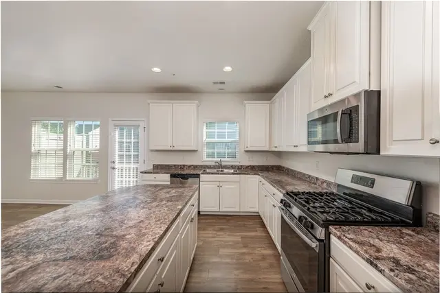 2104 Pointe View Drive gallery image 11