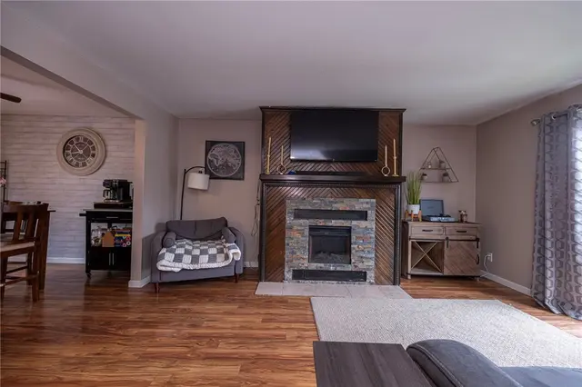 211 Parkwood Dr gallery image 3