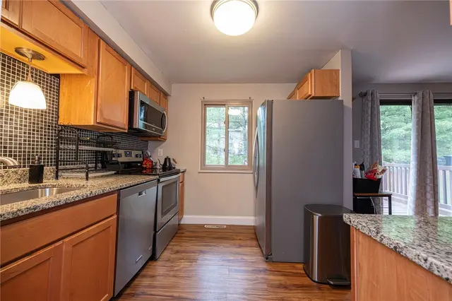 211 Parkwood Dr gallery image 6