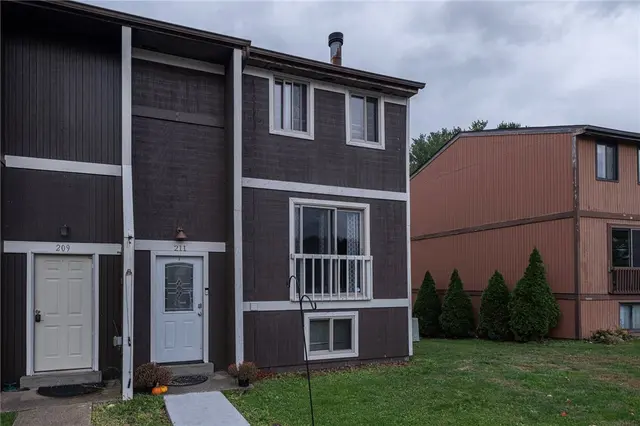 211 Parkwood Dr gallery image 8