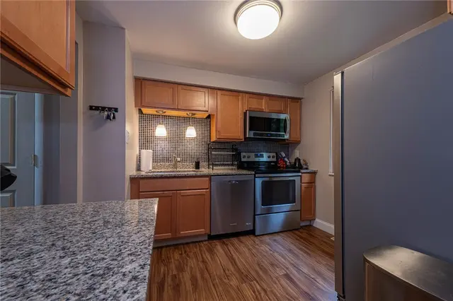211 Parkwood Dr gallery image 9