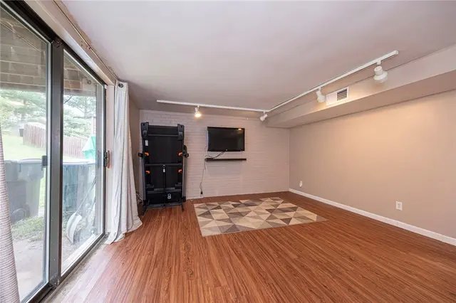 211 Parkwood Dr gallery image 10