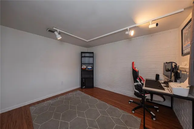 211 Parkwood Dr gallery image 11