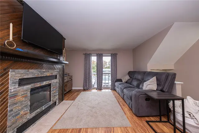 211 Parkwood Dr gallery image 13