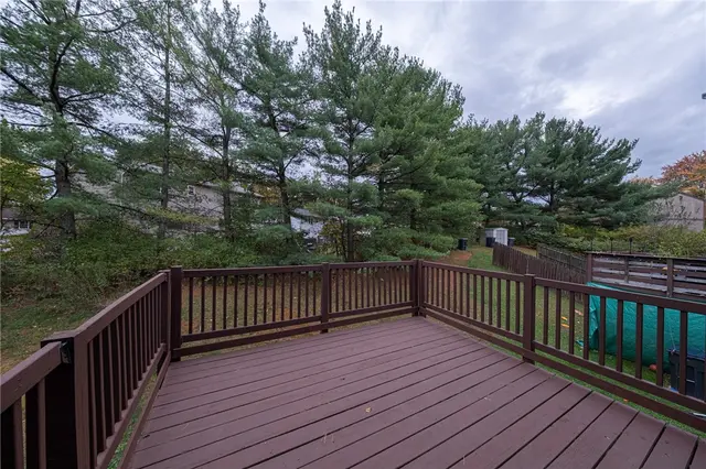 211 Parkwood Dr gallery image 17