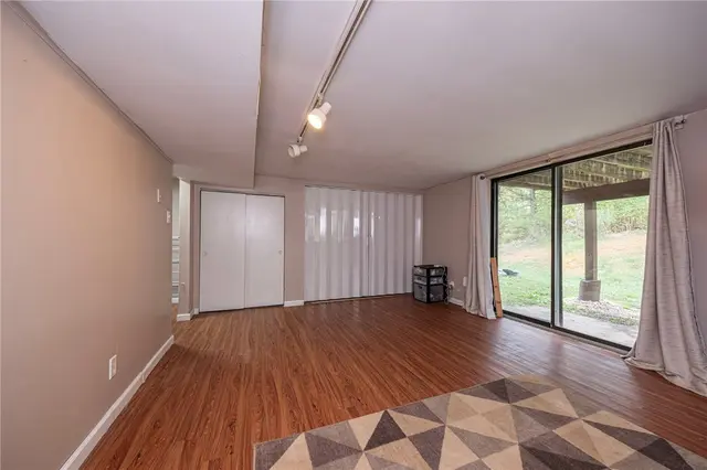 211 Parkwood Dr gallery image 19
