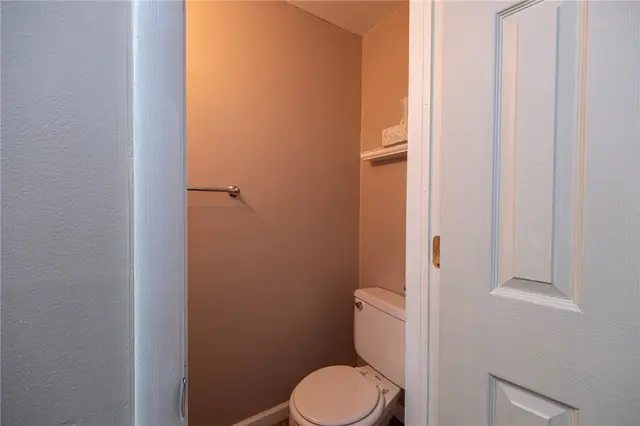 211 Parkwood Dr gallery image 20