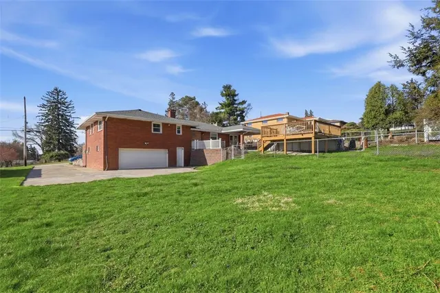 211 Pinecrest Dr gallery image 3