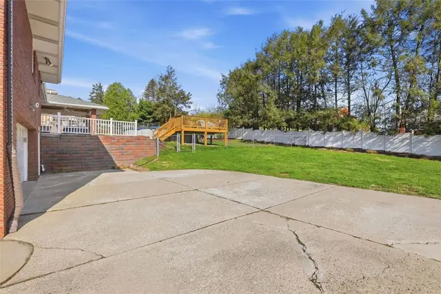 211 Pinecrest Dr gallery image 28