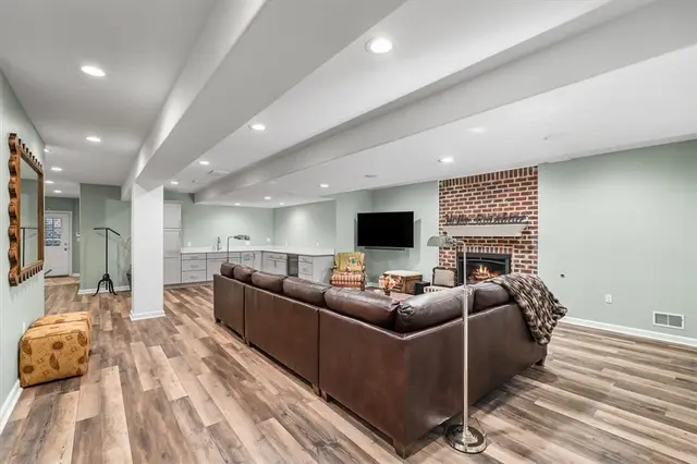 2111 Grandeur Drive gallery image 41