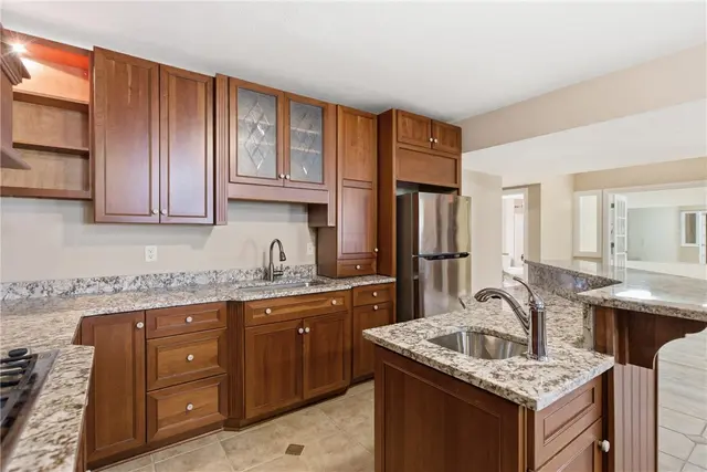 2114 N Villa Ct gallery image 6