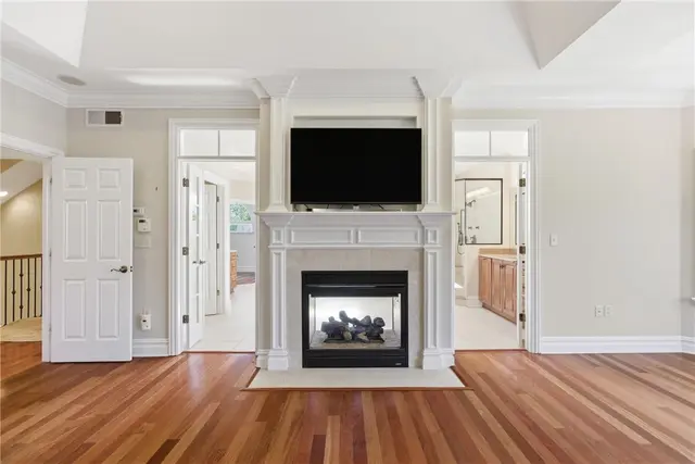 2114 N Villa Ct gallery image 22