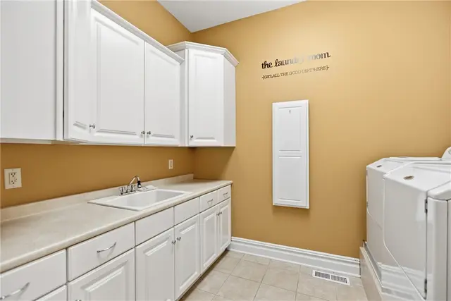 2114 N Villa Ct gallery image 27