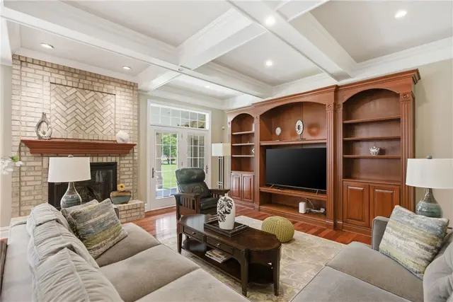 2114 N Villa Ct gallery image 28