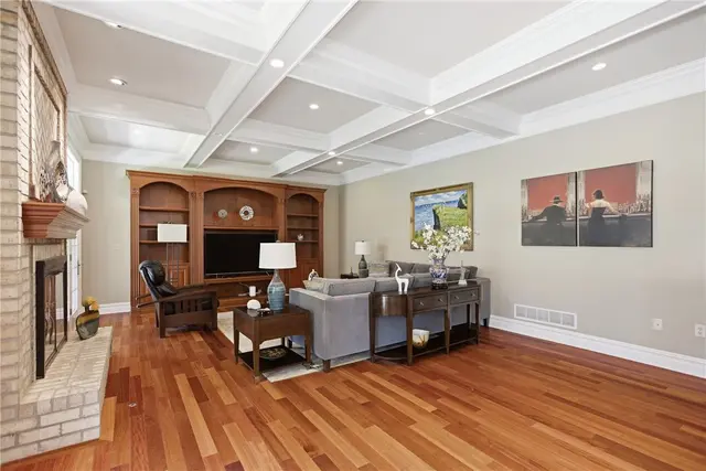 2114 N Villa Ct gallery image 29