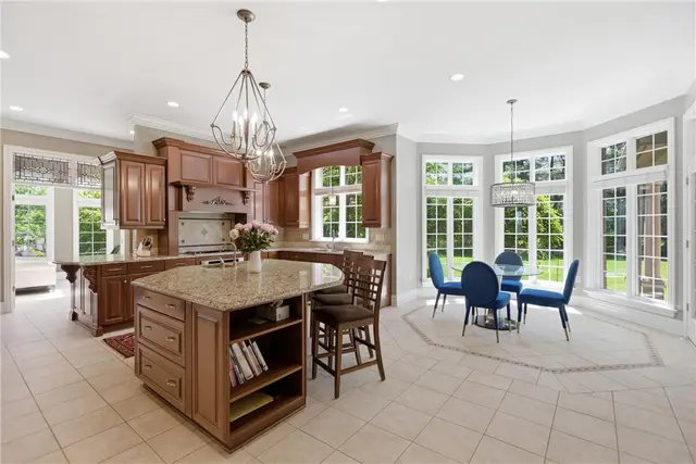 2114 N Villa Ct gallery image 36