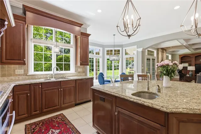 2114 N Villa Ct gallery image 37