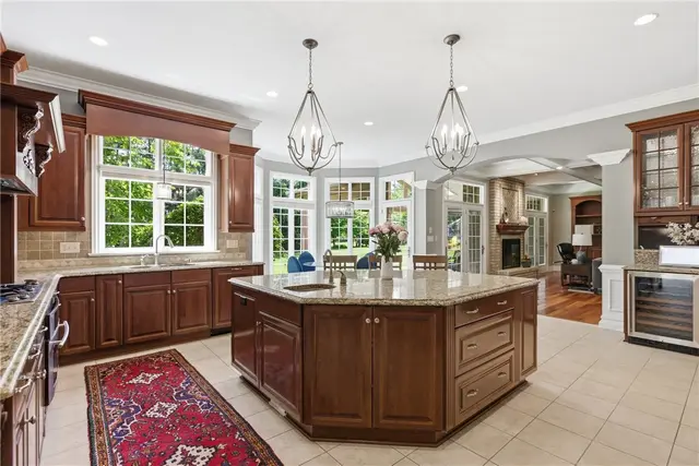 2114 N Villa Ct gallery image 38