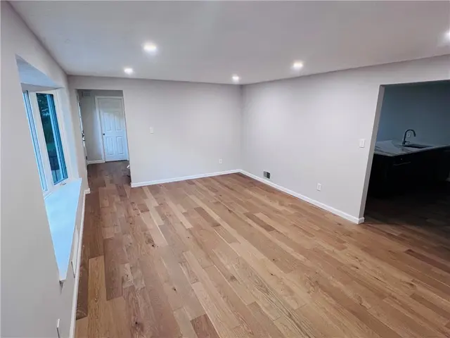 2118 Coventry Dr gallery image 23