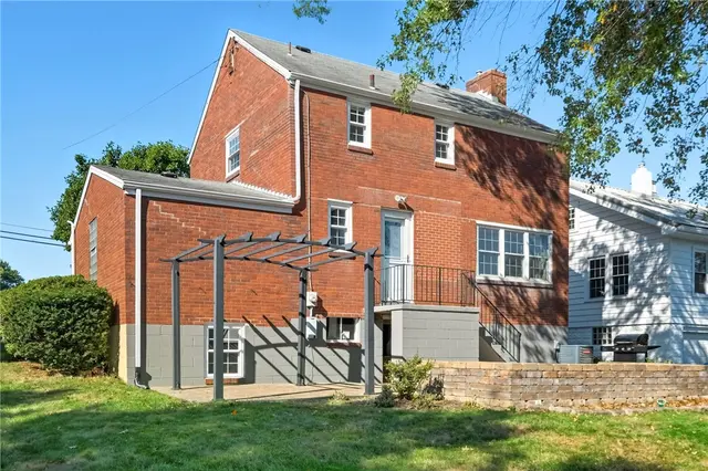 212 Bernice St gallery image 3