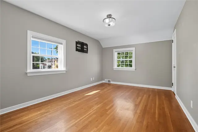 212 Bernice St gallery image 8