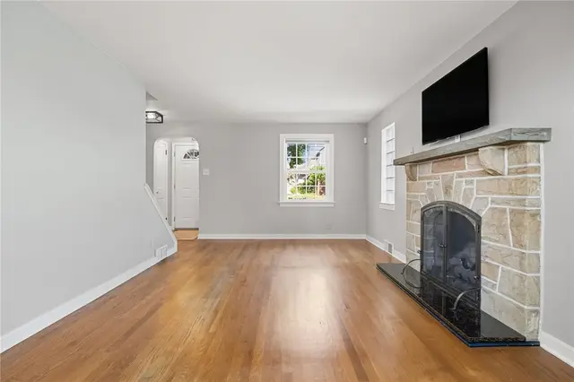 212 Bernice St gallery image 9
