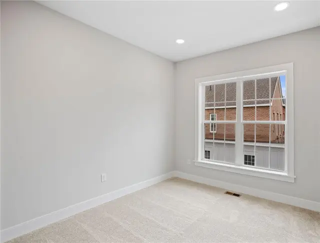 212 Oliver Way gallery image 7