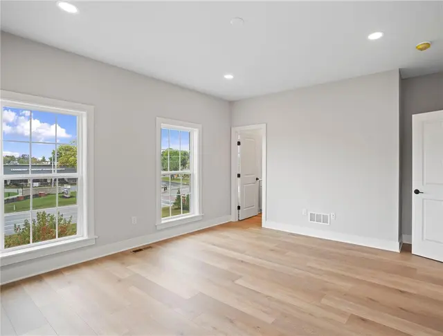 212 Oliver Way gallery image 9