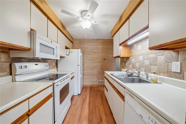 212 Pine Court gallery image 3
