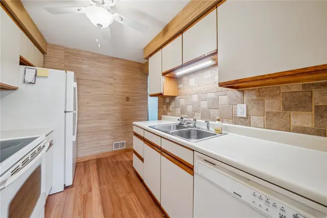 212 Pine Court gallery image 4