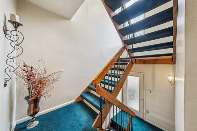 212 Pine Court gallery image 12