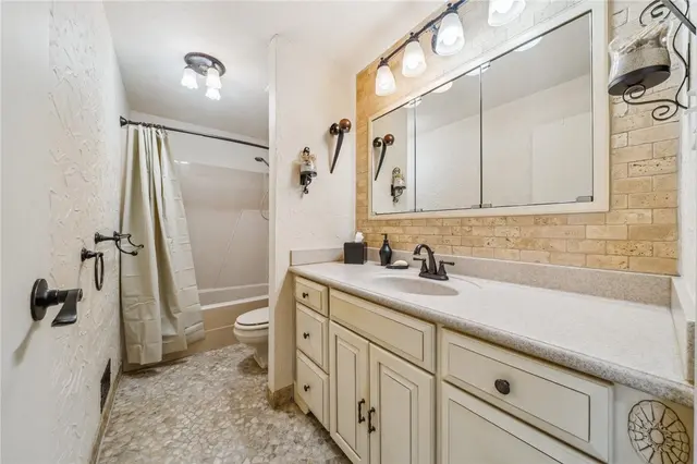212 Pine Court gallery image 13