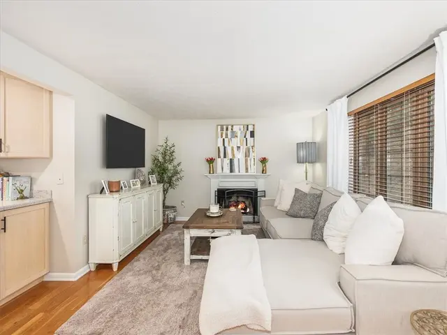 212 Timber Ln gallery image 2