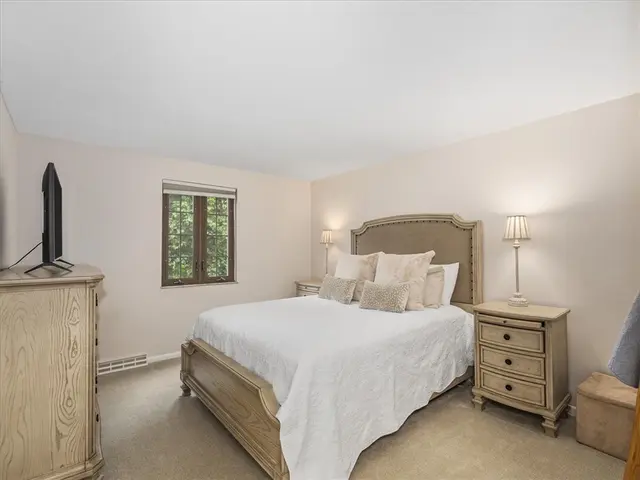 212 Timber Ln gallery image 8