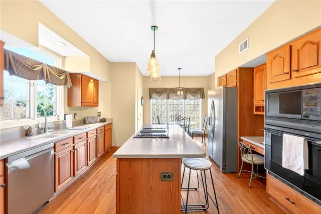 2121 West Grove Drive gallery image 3